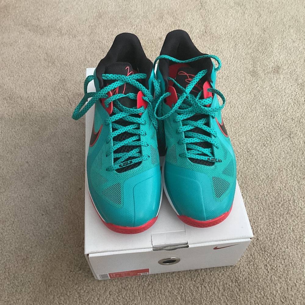 Nike Lebron IX Low Limited Edition Liverpool Football Club Size 13 US Trainers